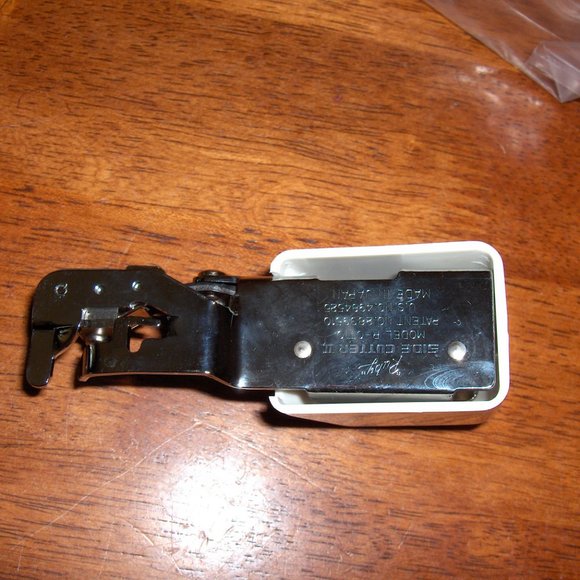 Side Cutter 2 Zig Zag Sewing Machine Attachment. Model R-CT 10 - Picture 6 of 9